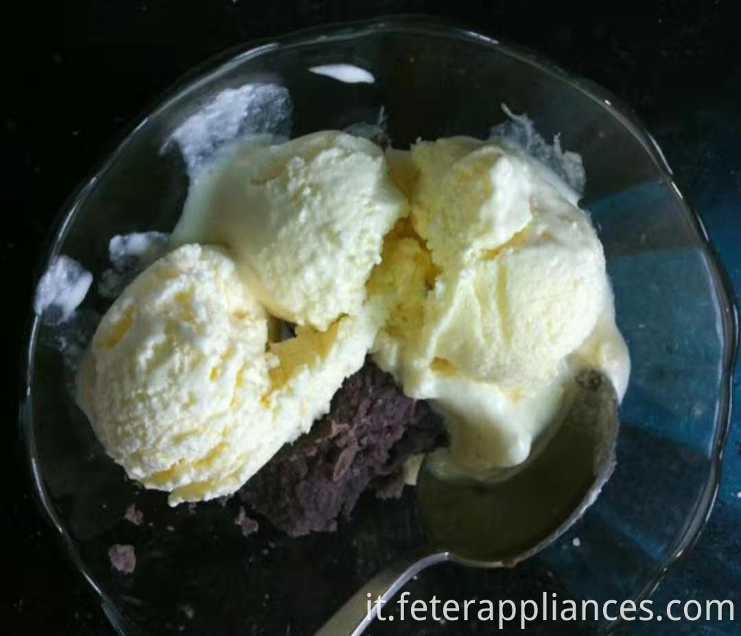 Macchina per gelato soft Serve Bianco Nero Rosso Gelato a tre colori da 1000 ml in vendita